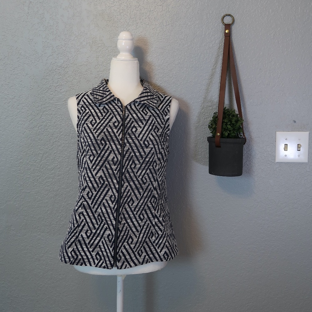 CHICOS PATTERNED ZIP UP VEST SIZE 0
